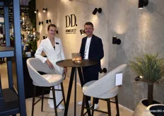 Aurelie Rybski en Alex Schutter van lifestylemerk Dôme Deco (DD.), poserend bij een deel van de nieuwe collectie.